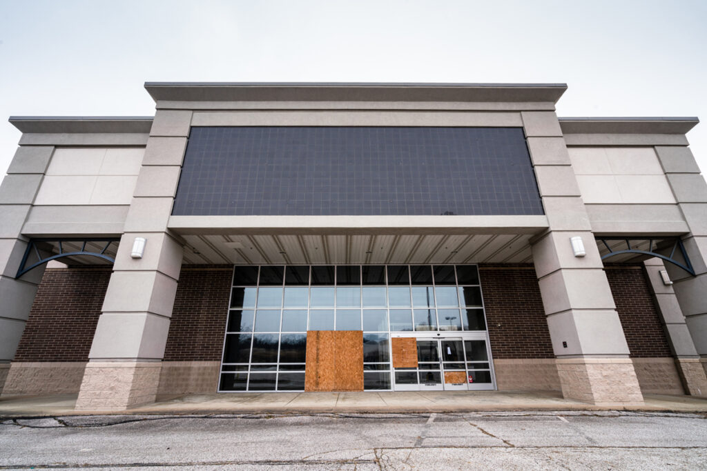 Bed Bath & Beyond abandoned storefront