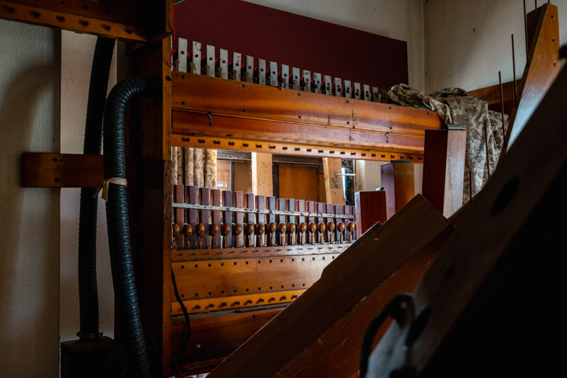 abandoned theatre organ