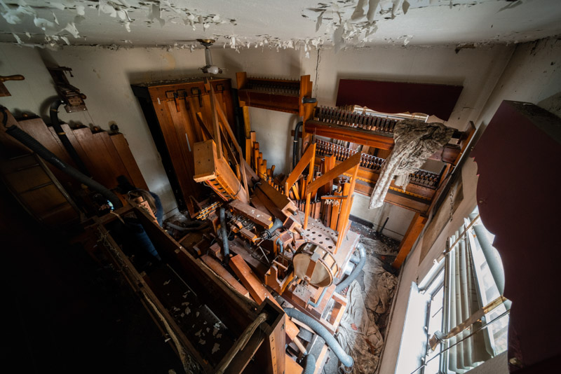 abandoned theatre organ