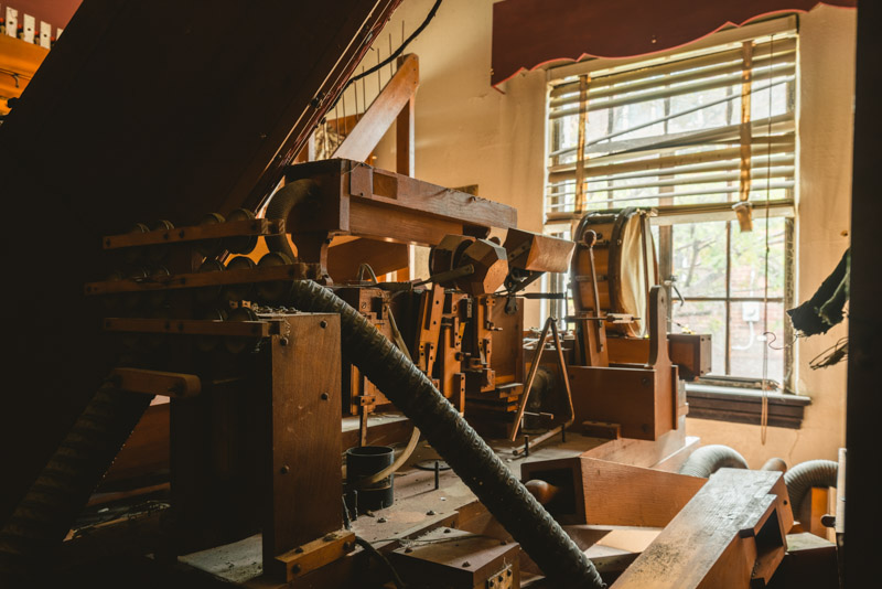 abandoned theatre organ