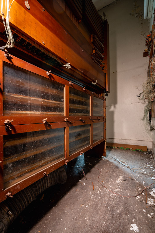 abandoned theatre organ