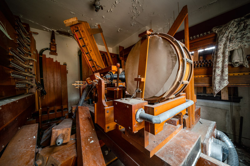 abandoned theatre organ