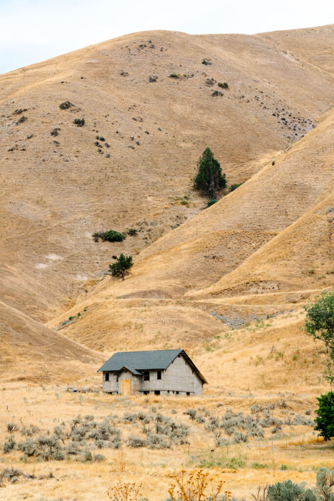 abandoned schoolhouse in oregon